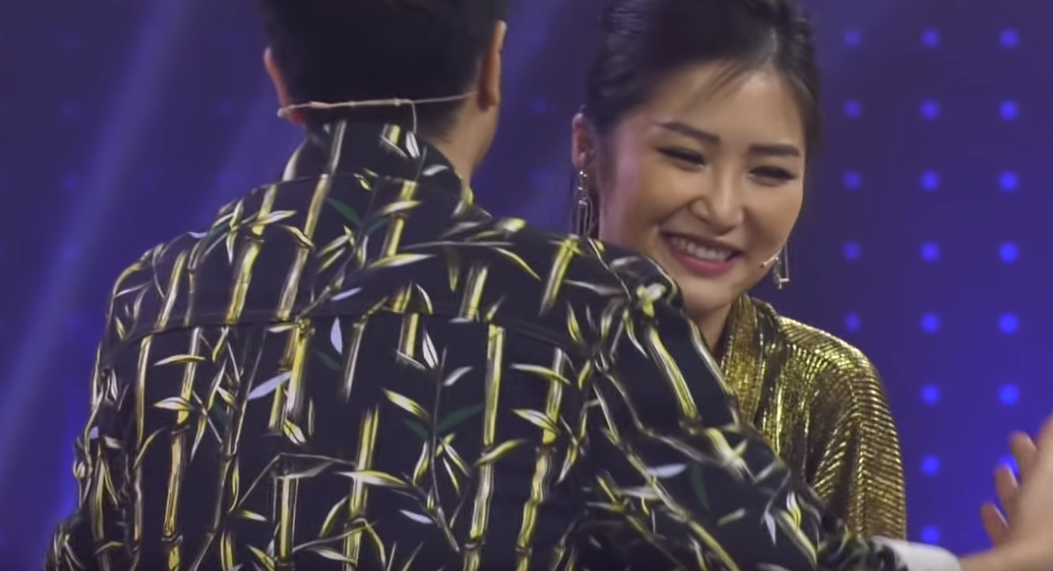 Hương Trầm thân mật với Bùi Anh Tuấn trong một gameshow 