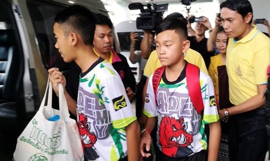 Các cầu thủ đội bóng nhí Thái Lan đến cuộc họp báo tối 18.7. Ảnh: EPA. 