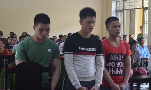 3 bị cáo Mượng, Bàng, Bổng (từ trái sang) tại phiên tòa. Ảnh: Đ.V
