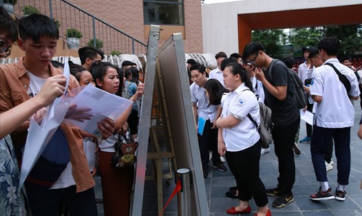 Tra cứu điểm thi tốt nghiệp THPT tại một điểm thi ở Hà Nội. Ảnh: HẢI NGUYỄN