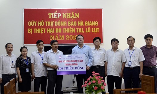 Đoàn công tác làm việc với Ủy ban MTTQ và trao hỗ trợ đồng bào bị lũ lụt tỉnh Hà Giang. Ảnh: Đ.L