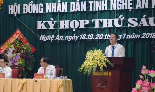 Ông Hoàng Văn Tám-Giám đốc Sở Công Thương Nghệ An tại phiên chất vấn ngày 19.7. Ảnh: QĐ