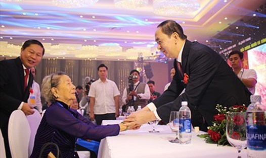 Chủ tịch nước Trần Đại Quang thăm hỏi các đại biểu tham dự Hội nghị.