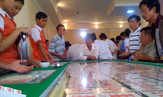 Cảnh chơi bài trong casino Campuchia bên kia cửa khẩu Bình Hiệp (thị xã Kiến Tường, tỉnh Long An). Ảnh: PV