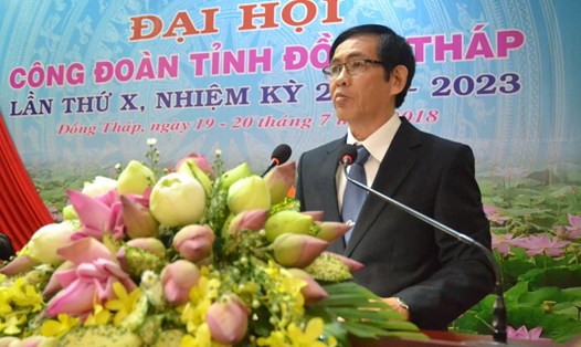 Ông Trần Hoàng Vũ - Chủ tịch LĐLĐ tỉnh Đồng Tháp khóa IX - phát biểu tại đại hội. Ảnh: LỤC TÙNG