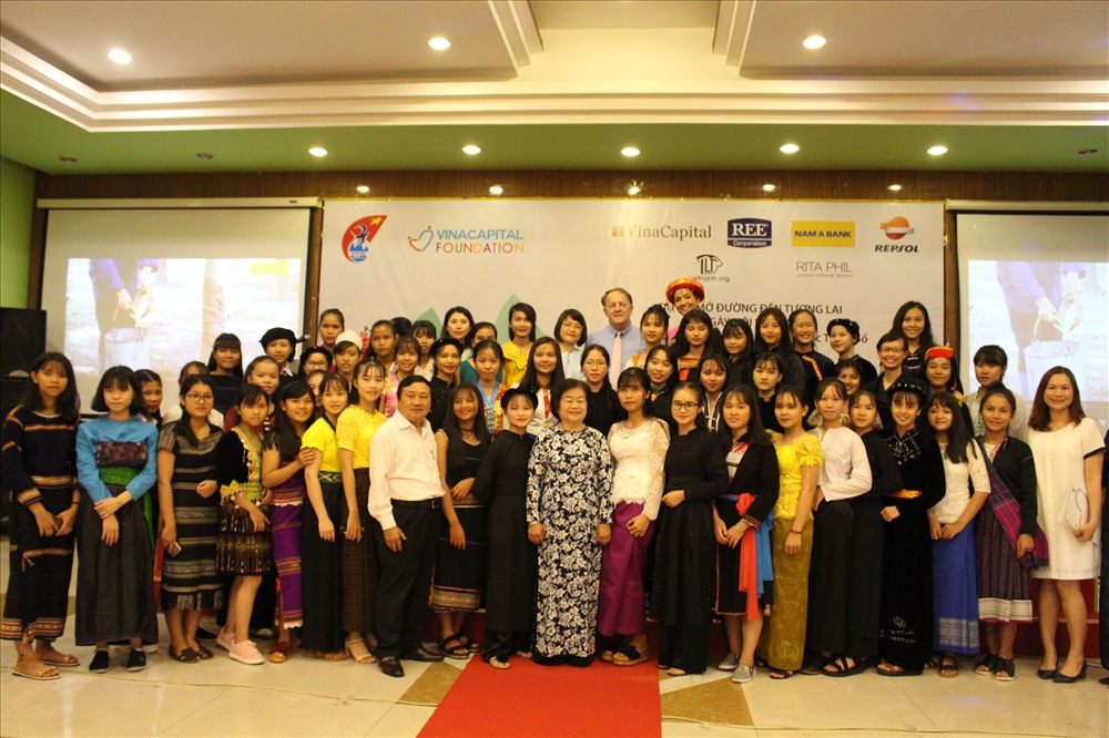Trong giai đoạn 2 của dự án, có 50 suất học bổng cho các em nữ sinh dân tộc tiểu số. Ảnh: N.T