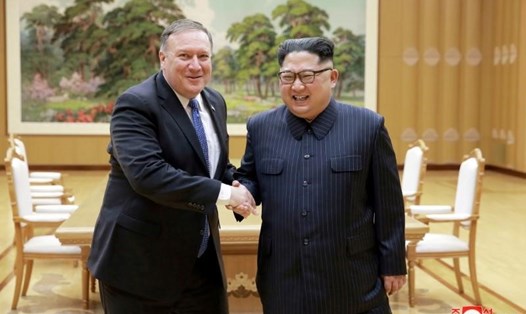 Ngoại trưởng Mỹ Mike Pompeo gặp nhà lãnh đạo Kim Jong-un ngày 9.5.2018 tại Bình Nhưỡng. Ông Pompeo dự kiến tiếp tục đến Triều Tiên trong tuần này. Ảnh: KCNA/Reuters