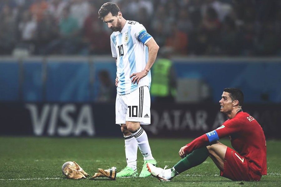 World Cup 2018, Cristiano Ronaldo và Lionel Messi, những người biểu tượng của bóng đá. Tuy nhiên, với Messi không thể có được một kết quả thành công, kỳ World Cup 2018 đánh dấu cuộc đối đầu cuối cùng giữa hai siêu sao trong đội hình của các đội bóng quốc gia. Nhìn vào bức ảnh này sẽ khiến bạn nhớ mãi khoảnh khắc ấy.