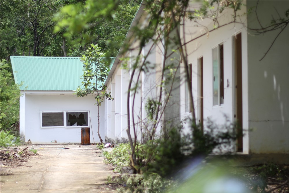 Nhiều hạng mục tại khu Du lịch sinh thái Bản Đôn vẫn còn ngổn ngang, đổ bể.