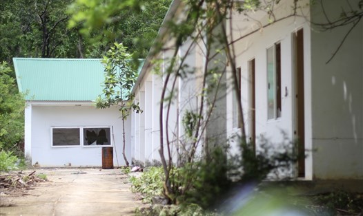 Nhiều hạng mục tại khu Du lịch sinh thái Bản Đôn vẫn còn ngổn ngang, đổ bể.