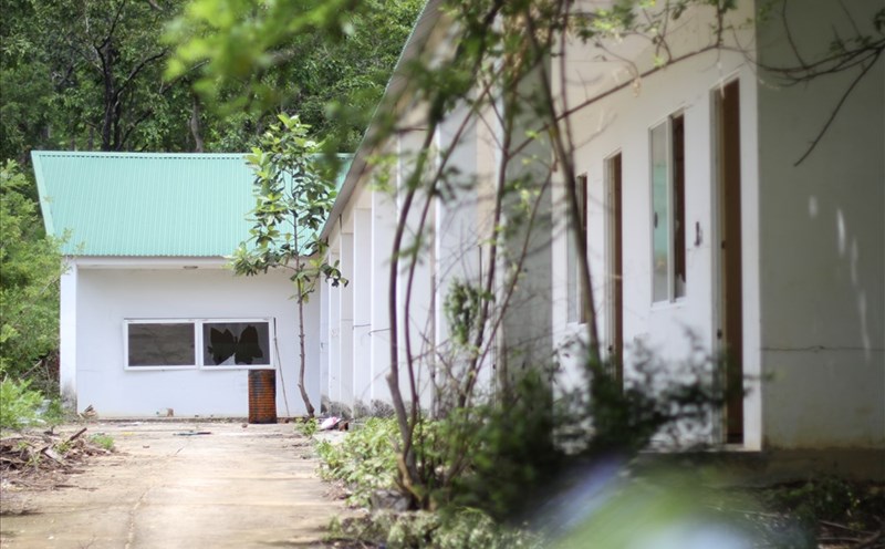 Nhiều hạng mục tại khu Du lịch sinh thái Bản Đôn vẫn còn ngổn ngang, đổ bể.