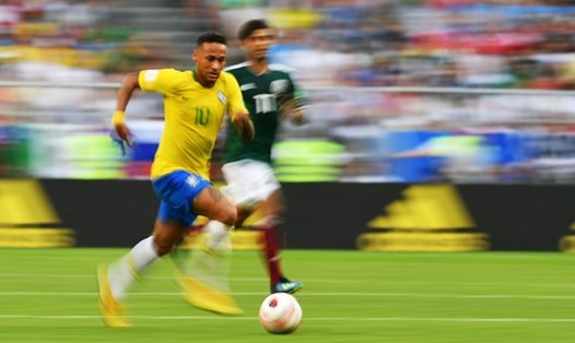 Bước chạy thần tốc của Neymar đã tạo nên bàn thắng sau đó vào lưới Mexico. Ảnh: FIFA