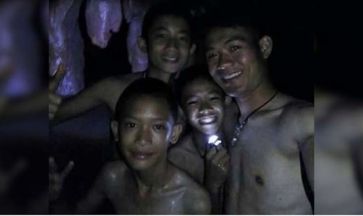 Hình ảnh đầu tiên của các cậu bé trong hang Tham Luang sau 9 ngày mắc kẹt. Ảnh: SEAL Thái Lan. 