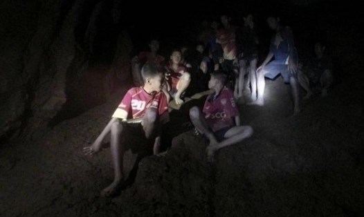 Đội bóng Thái Lan khi được đặc nhiệm tìm thấy trong hang Tham Luang. Ảnh: BP. 