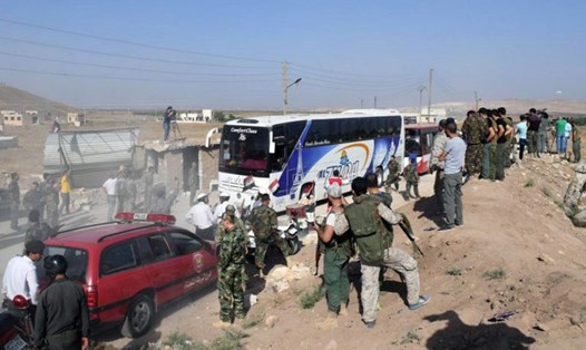 Xe buýt sơ tán cư dân khỏi các làng ở tây nam Syria. Ảnh: AP. 