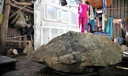 Tảng đá nặng cả tấn từ trên núi Ba Hòn rơi xuống nhà ông Dương gây ra nhiều thiệt hại về tài sản. Ảnh: TRƯỜNG SƠN