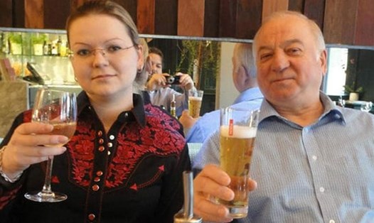 Cha con cựu điệp viên Nga bị hạ độc. Ảnh: The Guardian
