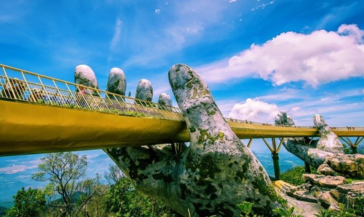 Cây cầu bàn tay ấn tượng tại Bà Nà. Ảnh: Dương Mai Việt Anh 