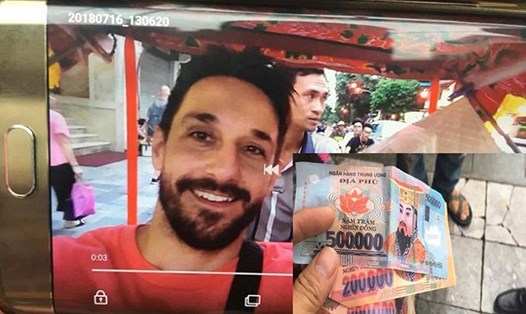 Hình ảnh du khách người Tây Ban Nha và số tiền âm phủ xuất hiện trong clip trên mạng xã hội. Ảnh cắt từ clip.