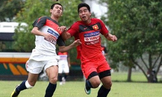 Cựu tuyển thủ U23 Việt Nam Từ Hữu Phước (áo trắng) phủ nhận thông tin anh bị công an TP Nha Trang truy nã. 