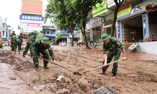 Ban Chỉ huy quân sự huyện Ba Chẽ đã huy động lực lượng gần 250 cán bộ, chiến sĩ xuống các xã, thị trấn giúp dân khắc phục hậu quả.