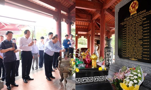 Thủ tướng và đoàn công tác dâng hương tưởng nhớ 13 liệt sĩ TNXP tại Khu di tích Truông Bồn. Ảnh: VGP.