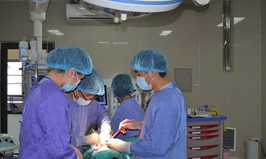 Bác sĩ phẫu thuật cho bệnh nhân tại BV đa khoa Hùng Vương. 