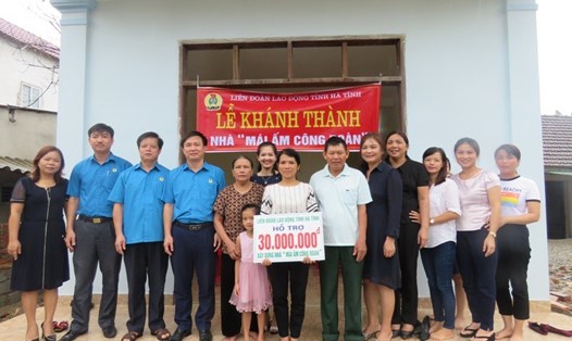 Trao hỗ trợ 30 triệu đồng làm nhà mái ấm công đoàn cho cô Dung