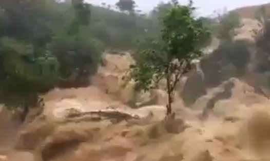Xuất hiện mưa lớn và lũ quét ở Sơn La.(Ảnh từ clip)