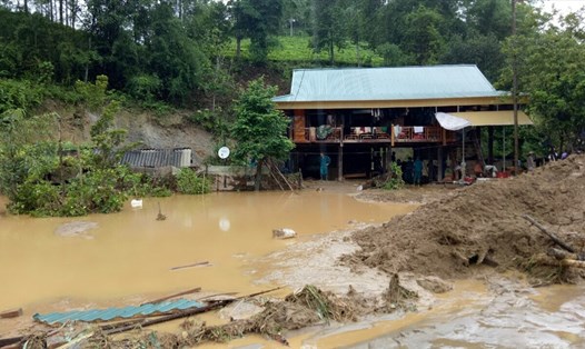 Nhà dân ở huyện Văn Chấn bị nước lũ vây quanh. Ảnh: D.H