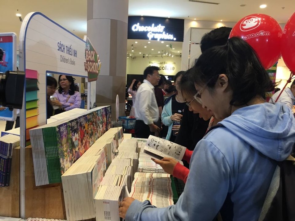 Học sinh đến chọn sách trong ngày khai trương. Học sinh đến chọn sách trong ngày khai trương.