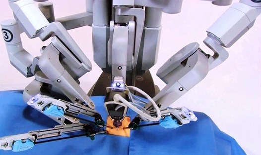 Những cánh tay của robot phẫu thuật có thể di chuyển tự do 