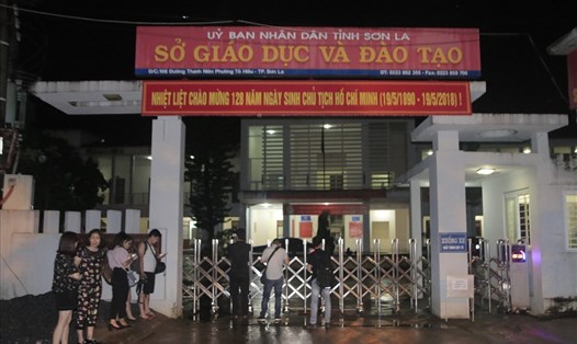 Những ngày qua, rất nhiều người túc trực ở cổng Sở GD ĐT Sơn La chờ thông tin rà soát kết quả thi.
