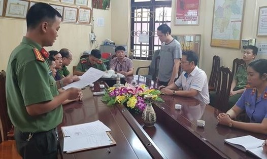 Cơ quan An ninh điều tra - Công an tỉnh Hà Giang đã tống đạt các quyết định khởi tố vụ án, khởi tố bị can đối với ông Vũ Trọng Lương. Nguồn: Dân Trí