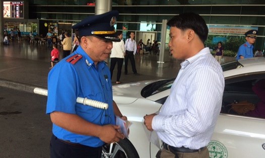 Thanh tra Sở GTVT TP.HCM kiểm tra, xử lý hoạt động kinh doanh vận tải khách bằng xe taxi tại khu vực Sân bay Tân Sơn Nhất.