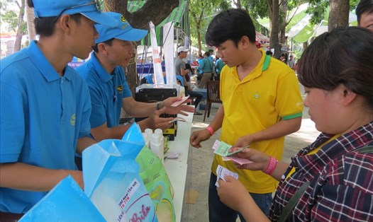 Đoàn viên, người lao động mua gạo giá ưu đãi theo chương trình "Gạo sạch cho công nhân"
