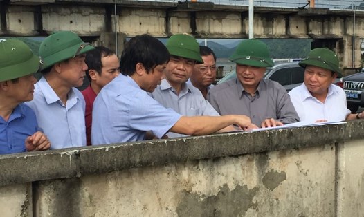 Ngày 22.7.2018, Bộ trưởng-Trưởng Ban BCĐ Trung ương về PCTT Nguyễn Xuân Cường trực tiếp kiểm tra vận hành hồ chứa, xả lũ Thủy điện Hòa Bình. Ảnh: PCTT