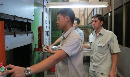 Máy lưu hóa caosu - sản phẩm cải tiến của người lao động Cty Caosu Thống Nhất (TPHCM).Ảnh: L.T