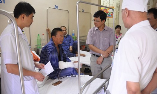 Lãnh đạo bệnh viện thăm hỏi anh Phạm Hùng Cường sau khi bị hành hung. Ảnh: Dân Việt.