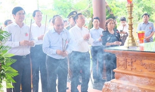 Thủ tướng Chính phủ Nguyễn Xuân Phúc dâng hương tưởng niệm các anh hùng liệt sĩ. Ảnh: H.N