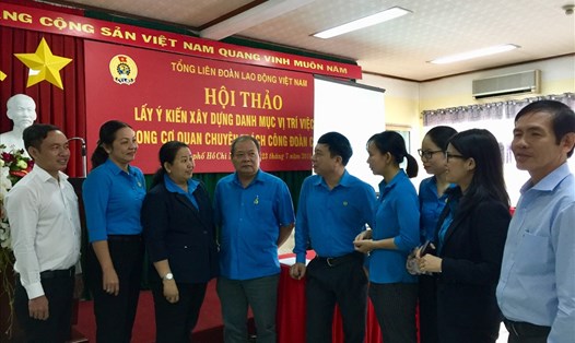 Phó Chủ tịch Tổng LĐLĐ Việt Nam Trần Văn Lý (thứ 4, từ trái qua) trao đổi với các đại biểu - Ảnh: L.T
