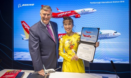 Bà Nguyễn Thị Phương Thảo, Tổng Giám đốc Vietjet và Ông Kevin McAllister, Chủ tịch kiêm Tổng Giám đốc Tập đoàn Boeing đã cùng ký kết hợp đồng 100 máy bay Boeing 737 MAX. 