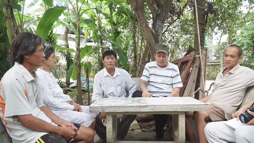 Nhiều người dân đang chờ đợi câu trả lời về nguồn nước nuôi thủy hải sản của họ bị ô nhiễm dẫn đến thiệt hại nặng nề. Ảnh C.H
