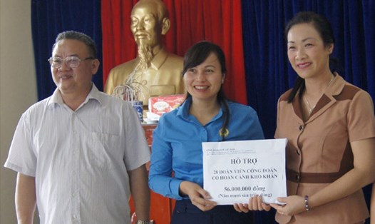 Chủ tịch Công đoàn Y tế VN, PGS-TS Phạm Thanh Bình (ngoài cùng bên phải) trao 56 triệu đồng cho CĐ Y tế tỉnh Lai Châu nhằm hỗ trợ 28 đoàn viên là nhân viên y tế mất việc có hoàn cảnh khó khăn. Ảnh: PV