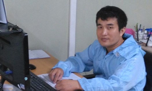 Anh Nguyễn Văn Xuyên trong thời giờ làm việc tại Cty. Ảnh: Q.C