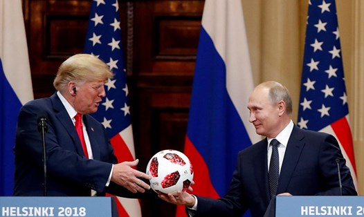 Tổng thống Mỹ Donald Trump nhận được một quả bóng từ Tổng thống Nga Vladimir Putin trong cuộc họp báo sau cuộc họp thượng đỉnh tại thủ đô Helsinki (Phần Lan) vào ngày 16/7/2018 - Ảnh: Reuters