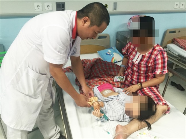 Bé gái 3 tuổi tại TP.Hải Phòng may mắn phát hiện sớm khối u buồng trứng. Ảnh: Lê Huyền