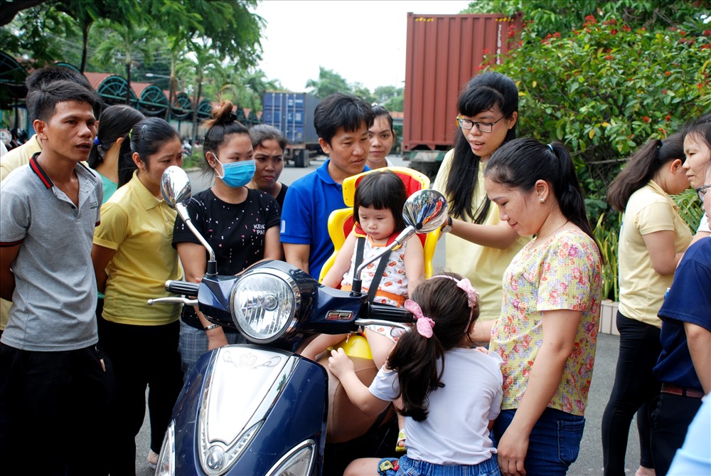 Tặng ghế ngồi xe máy cho con công nhân Cty Trường Lợi.