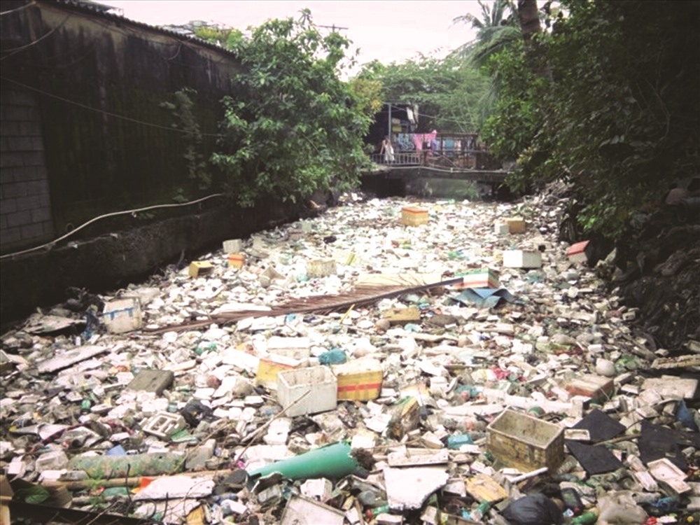 Rạch Xuyên Tâm thuộc địa bàn quận Bình Thạnh đầy rác thải. Ảnh: T.T
