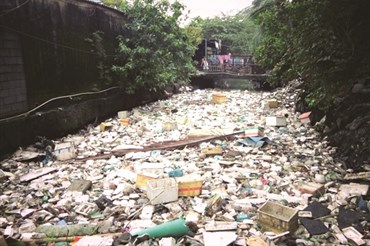 Rạch Xuyên Tâm thuộc địa bàn quận Bình Thạnh đầy rác thải. Ảnh: T.T